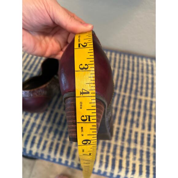 Artist Embossed Funky Leather Vintage Oxford Pumps - Picture 10 of 10